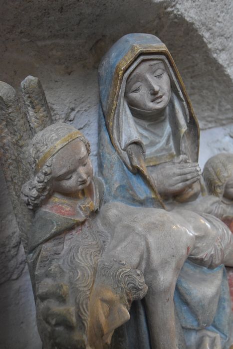 groupe sculpté (statuette) : Vierge de Pitié entre sainte Madeleine et un ange, vue partielle