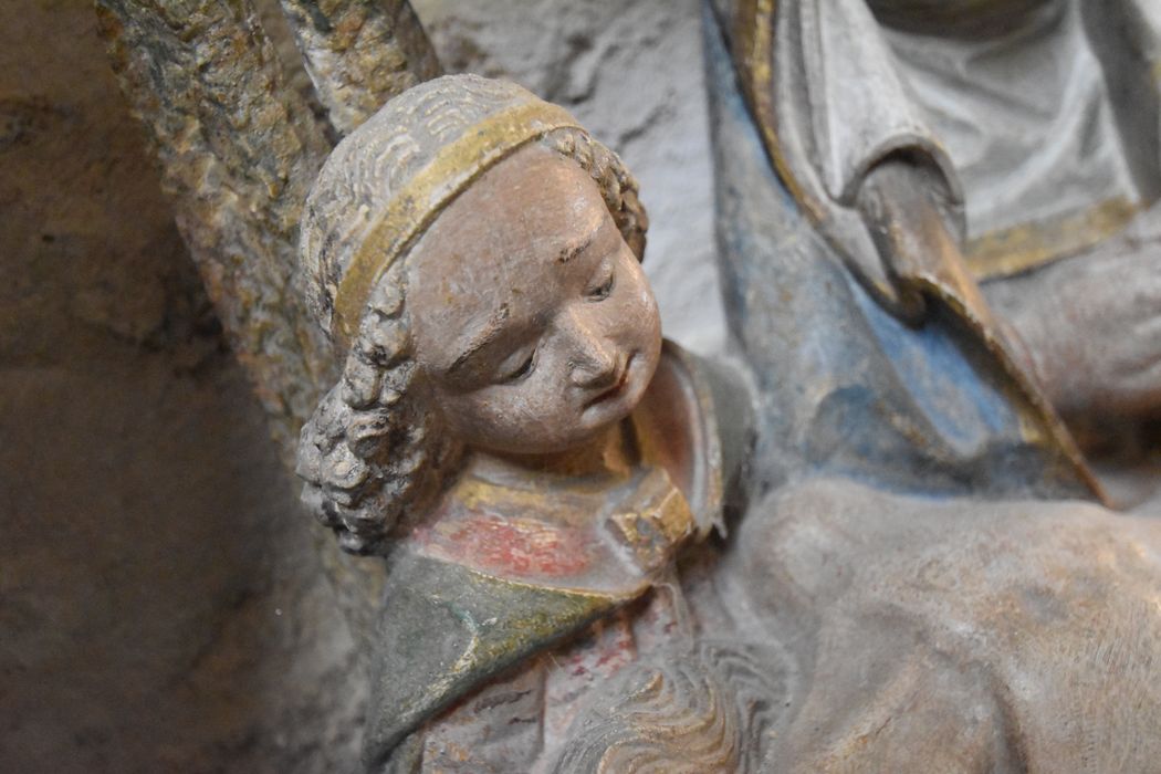 groupe sculpté (statuette) : Vierge de Pitié entre sainte Madeleine et un ange, détail