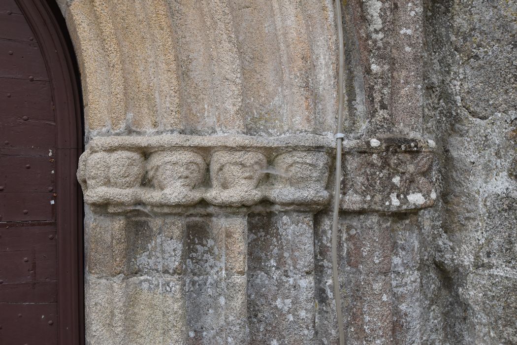 portail sud, détail des chapiteaux sculptés