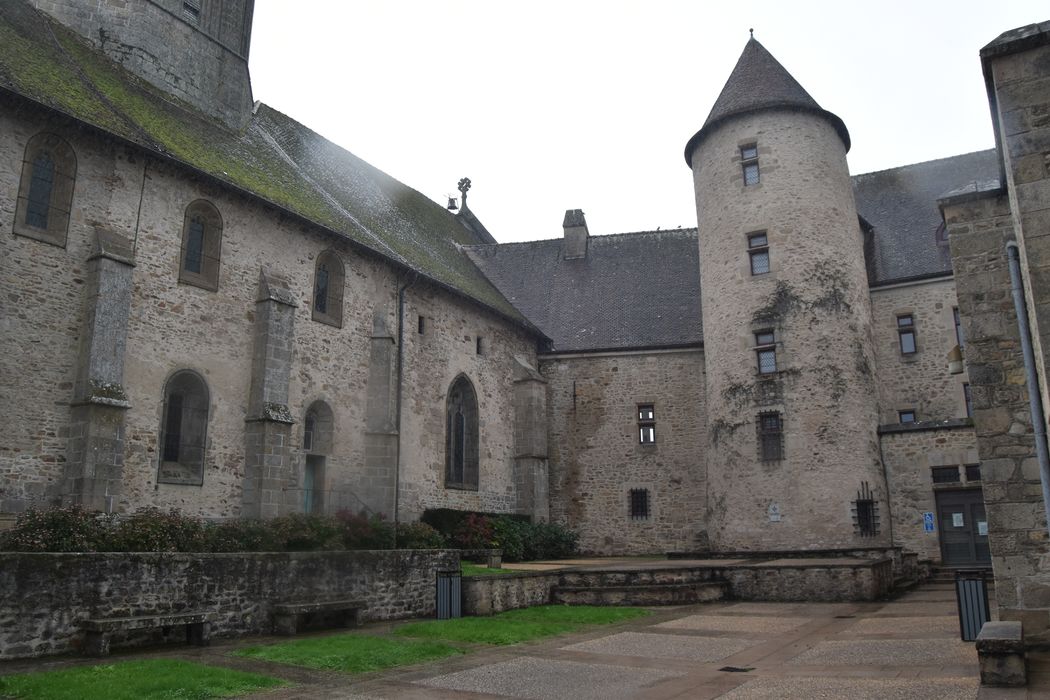 façade est du château et façade latérale nord de l’église