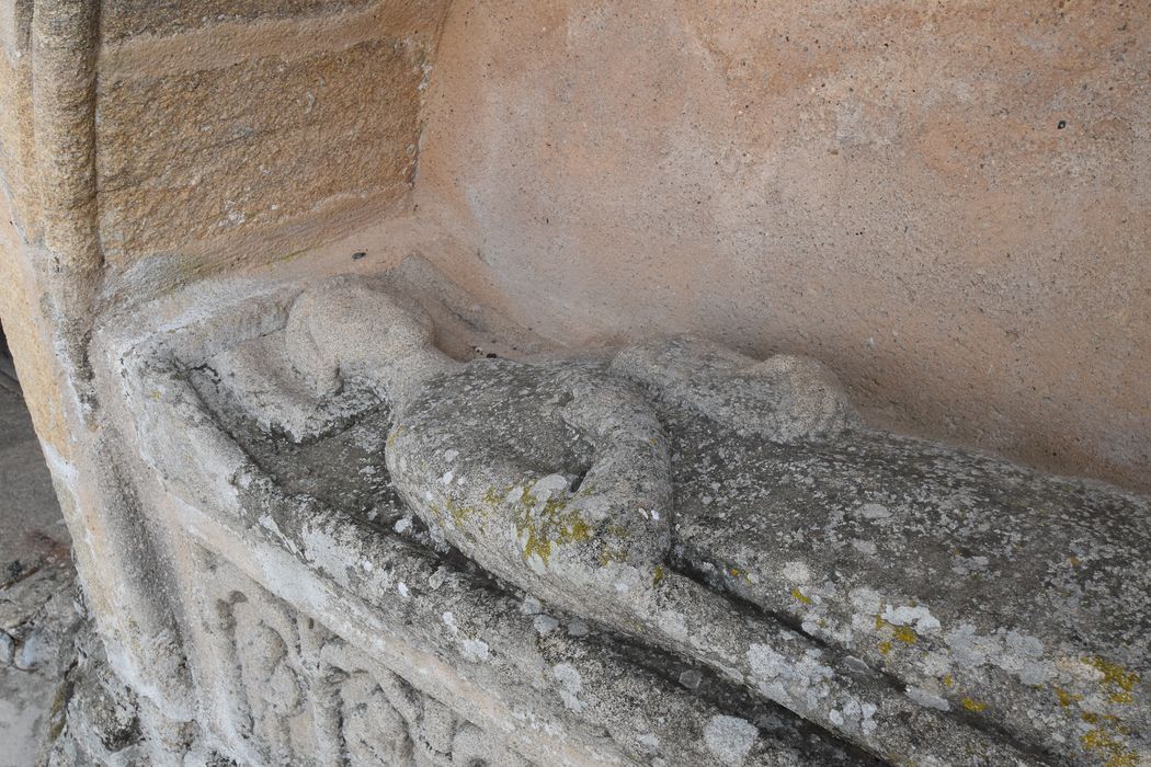 tombeau sous enfeu : gisant d'un chevalier de l'ordre de Saint-Jean-de-Jérusalem (?), vue partielle