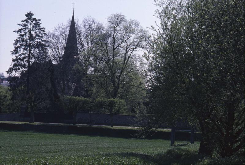 Ensemble et clocher partiellement caché par des arbres