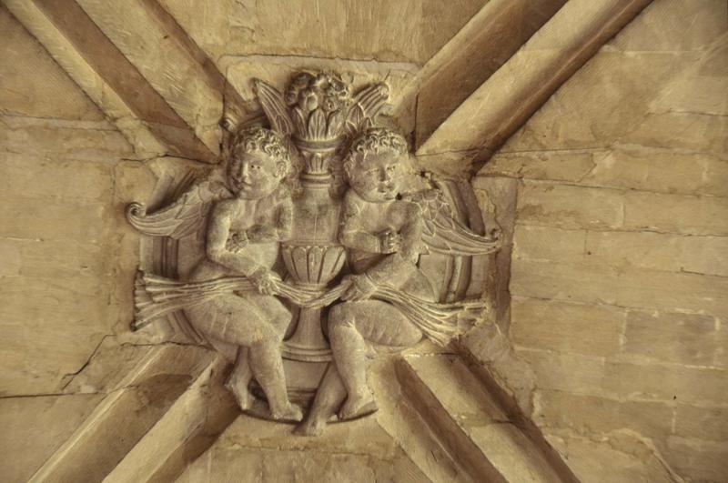 Intérieur : clef de voûte sculptée, anges