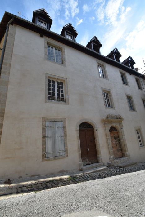 façade sud, vue partielle sur la rue des Ursulines