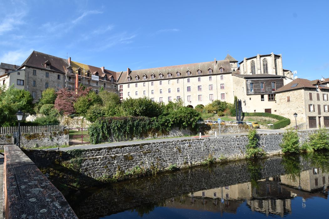 vue générale du bâtiment dans son environnement depuis l'Est