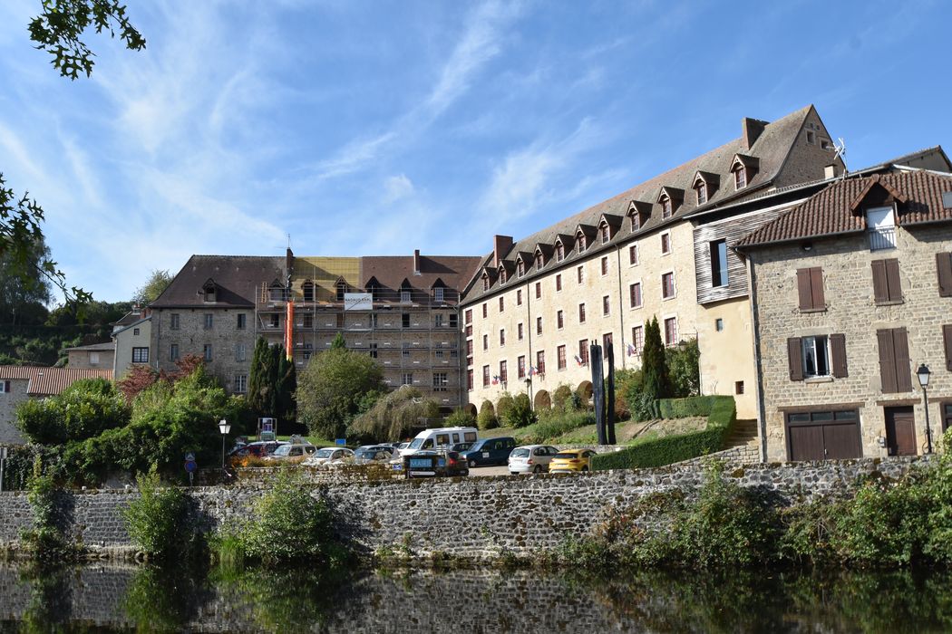 vue générale du bâtiment dans son environnement depuis le Nord-Est