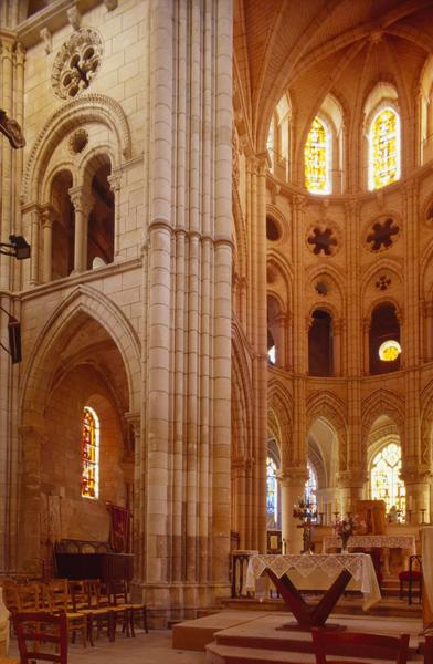 Intérieur : le choeur et la croisée