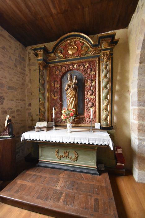 retable de la chapelle nord et sa statue : Vierge à l'Enfant