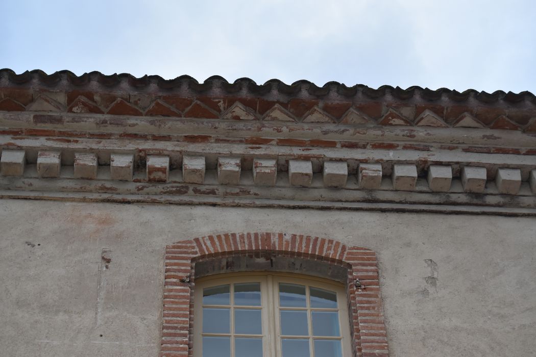 façade sud, détail de la corniche sous le toit