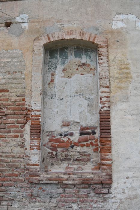 façade sud, rez-de-chaussée, détail d'une fenêtre factice