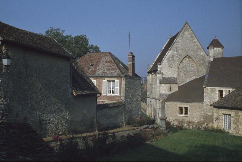 Pignon et maisons environnantes