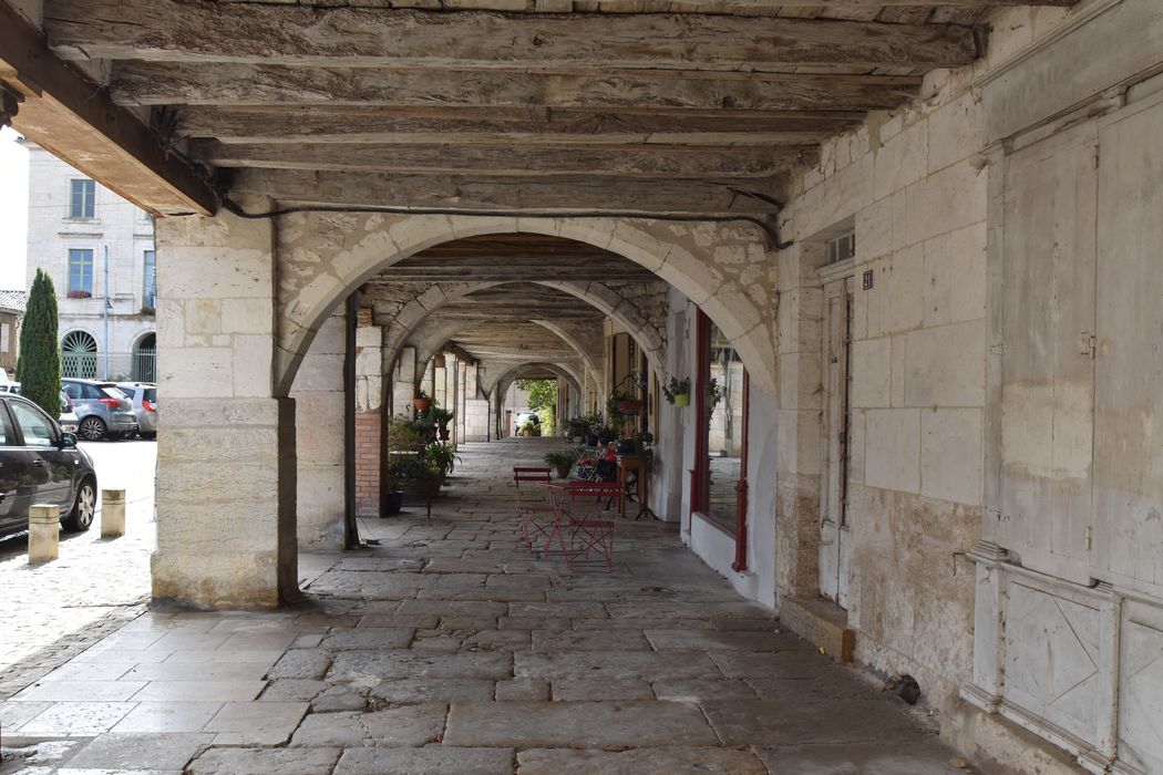 galerie du rez-de-chaussée des maisons situées à l’Ouest de la place