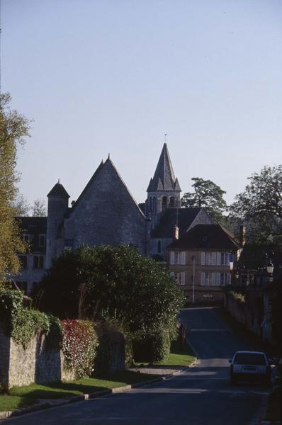 Clocher de l'église et pignon de la chapelle, maisons