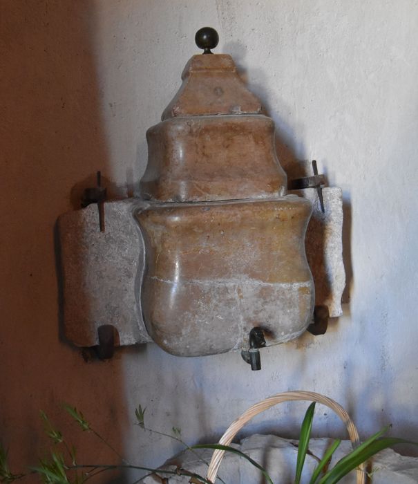 Fontaine baptismale (fontaine murale)