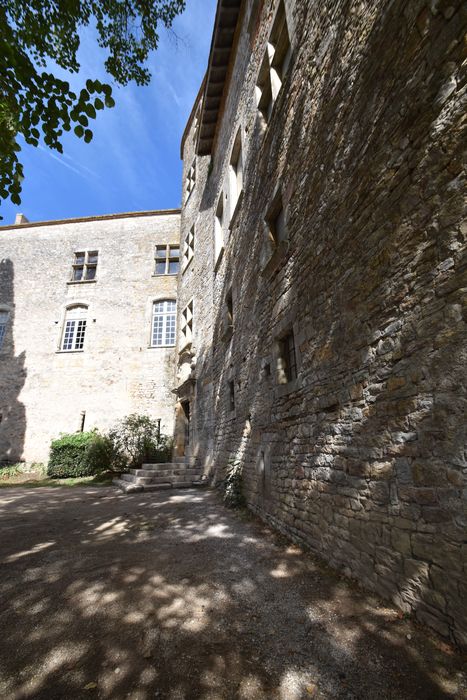 Façades sud et ouest sur cour, vue partielle