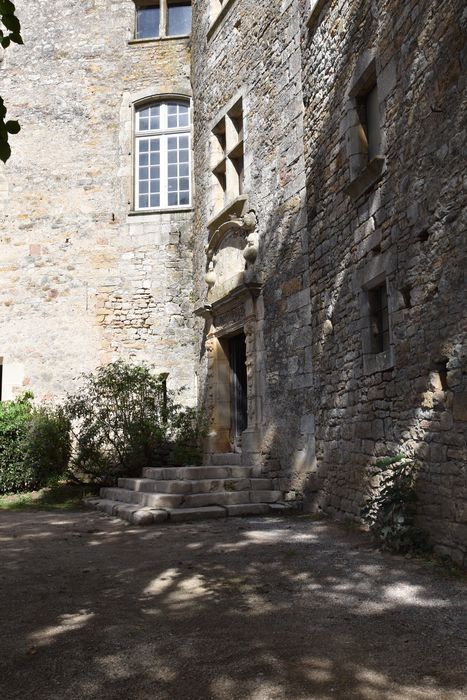 façade ouest sur cour, vue partielle