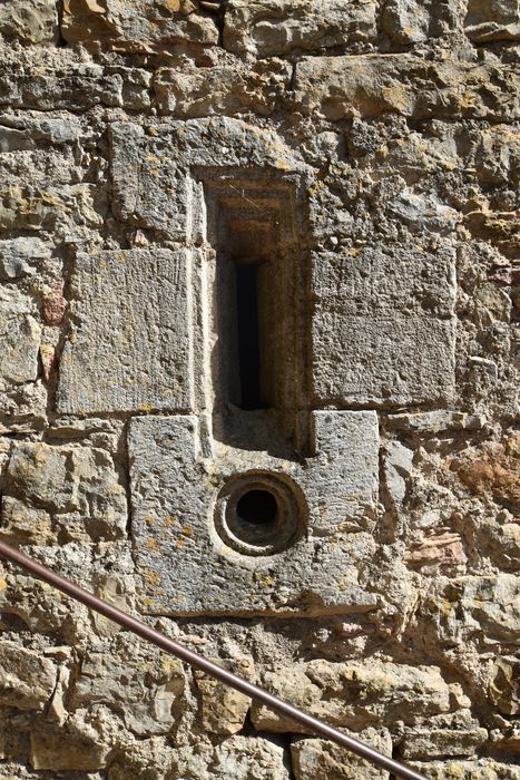 Façade ouest, détail d’une archère-canonnière