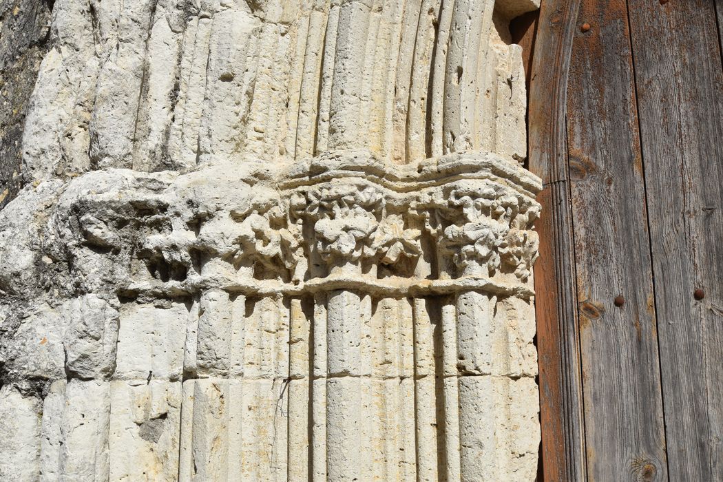 Portail d’accès ouest, détail des chapiteaux sculptés