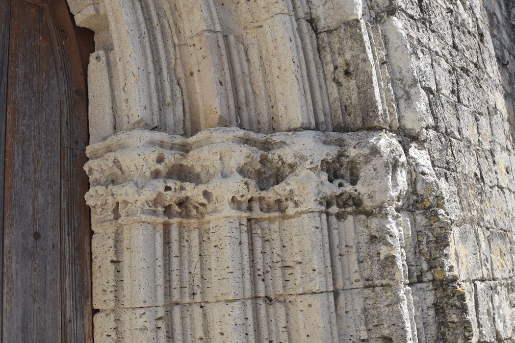 Portail d’accès ouest, détail des chapiteaux sculptés