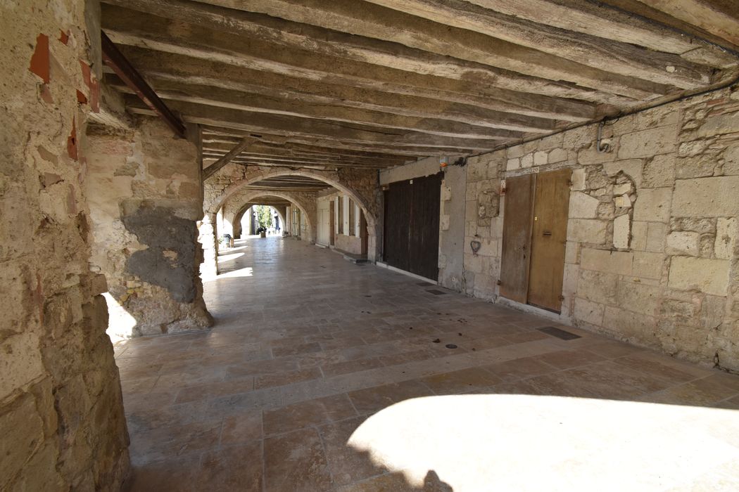 galerie des maisons situées à l’Est de la place