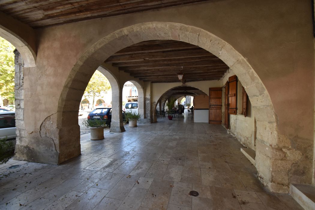 galerie des maisons situées au Sud de la place