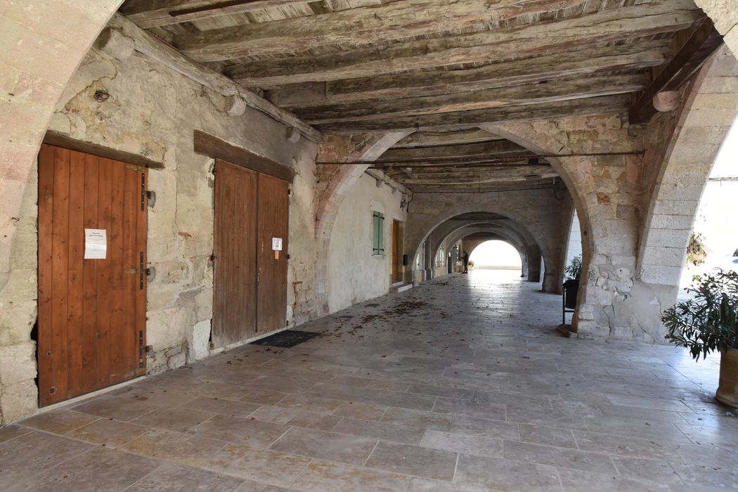 galerie des maisons situées à l’Ouest de la place