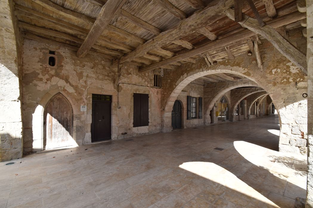 galerie des maisons situées au Nord de la place