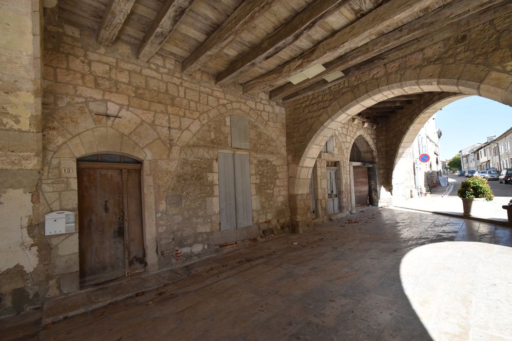 galerie des maisons situées au Nord de la place