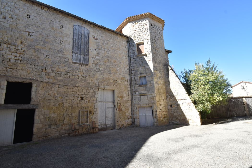 cour ouest, bâtiment ouest, façade est, vue partielle