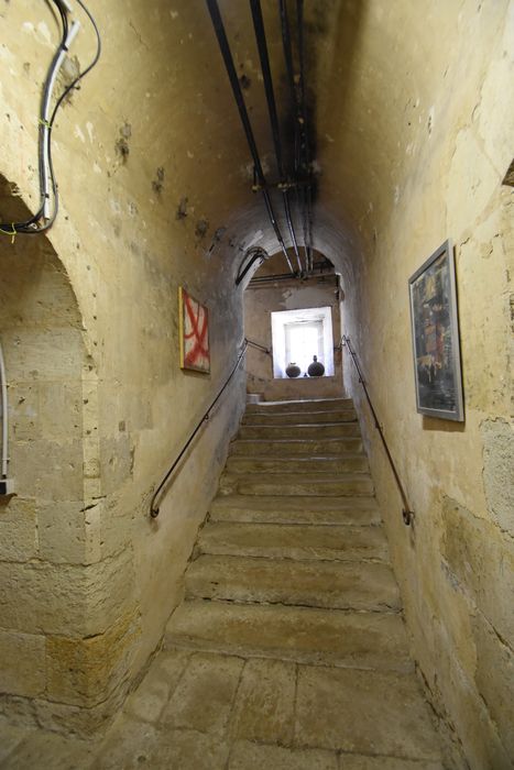 sous-sol, couloir de circulation, escalier