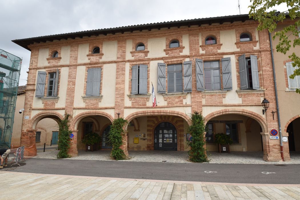 façade sud sur la place