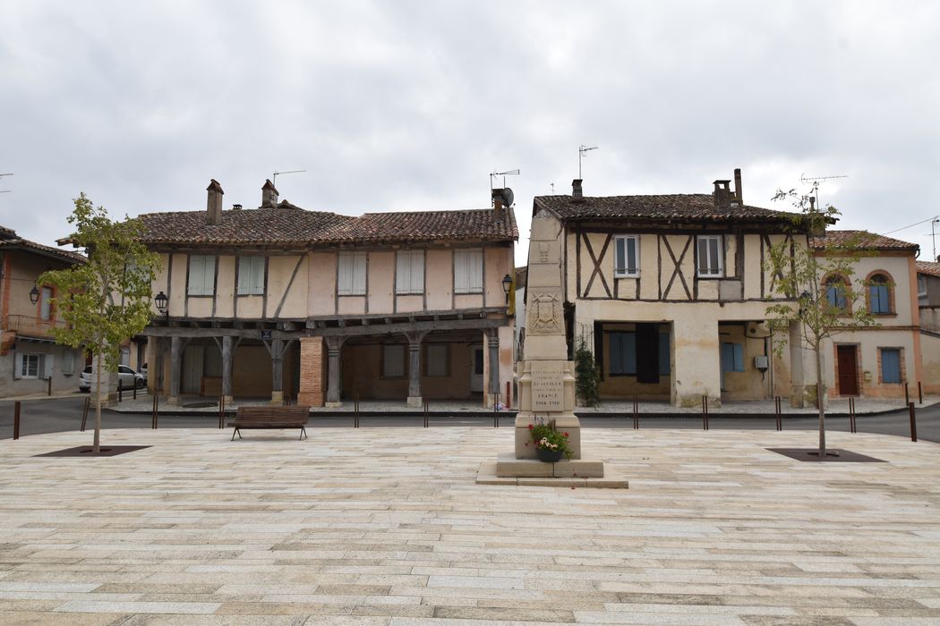 ensemble des façades des immeubles bordant la place à l’Est