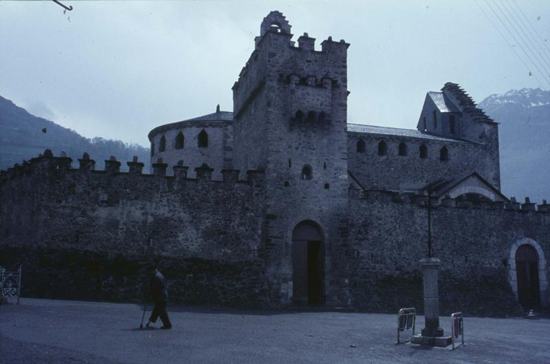 Ensemble nord : tour d'entrée et mur d'enceinte