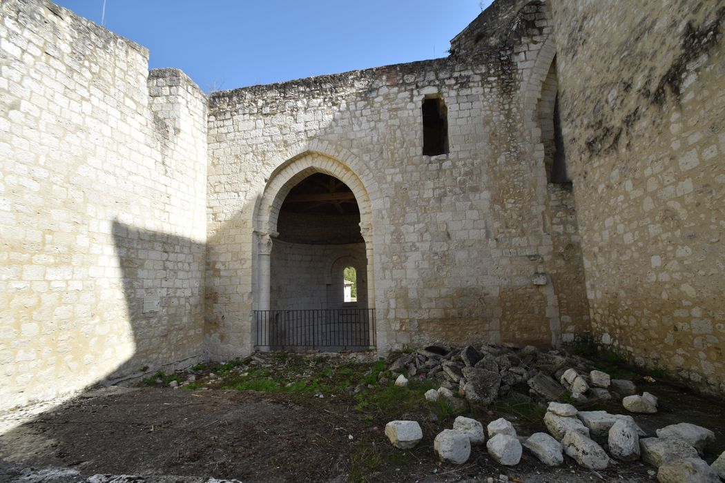 église abbatiale, vue partielle des ruines depuis la nef en direction du choeur