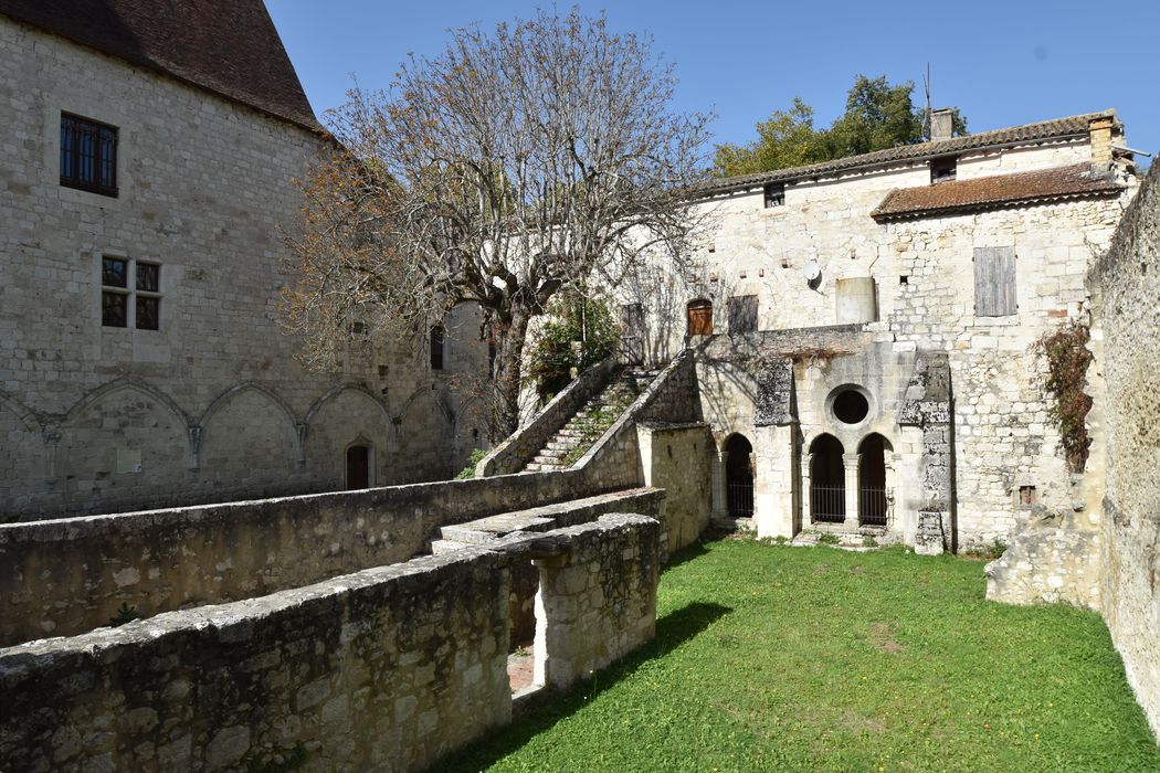 vestiges de l’ancien cloître, vue partielle