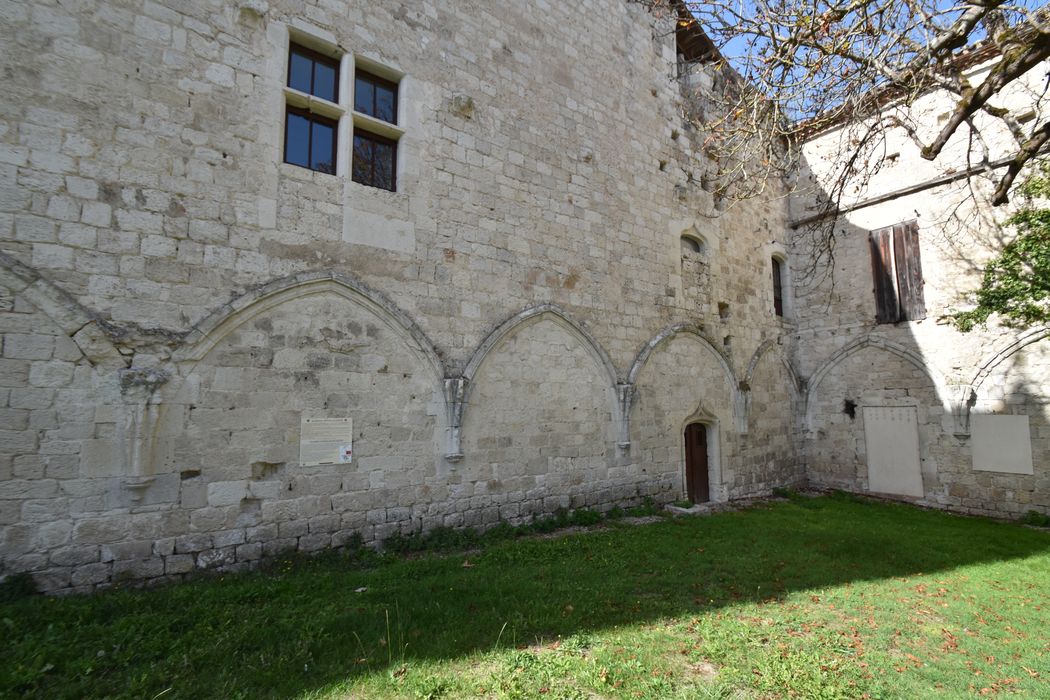 vestiges de l’ancien cloître, vue partielle