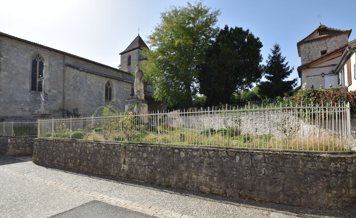 vue générale du monument dans son environnement depuis le Nord-Est