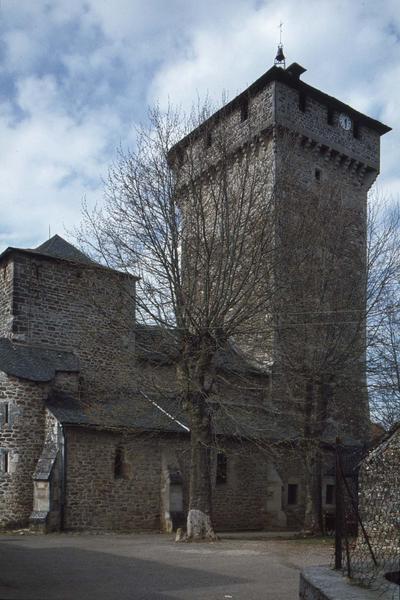 Ensemble et clocher-donjon sur une place