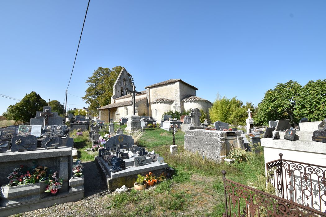 vue générale de l’église dans son environnement depuis le Sud-Est