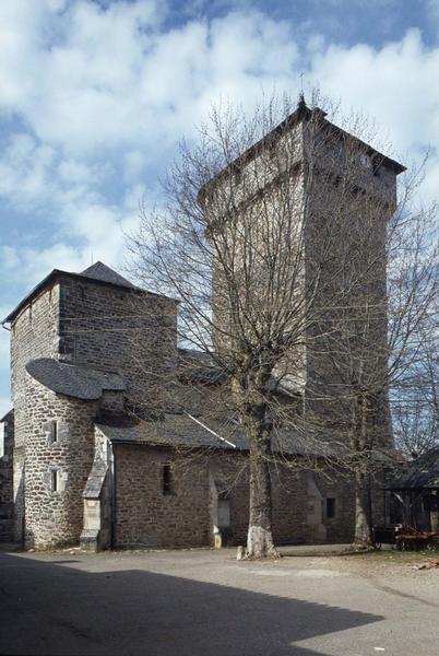 Ensemble et clocher-donjon sur une place