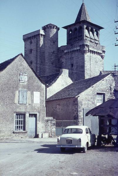 Clocher et tour, maisons environnantes