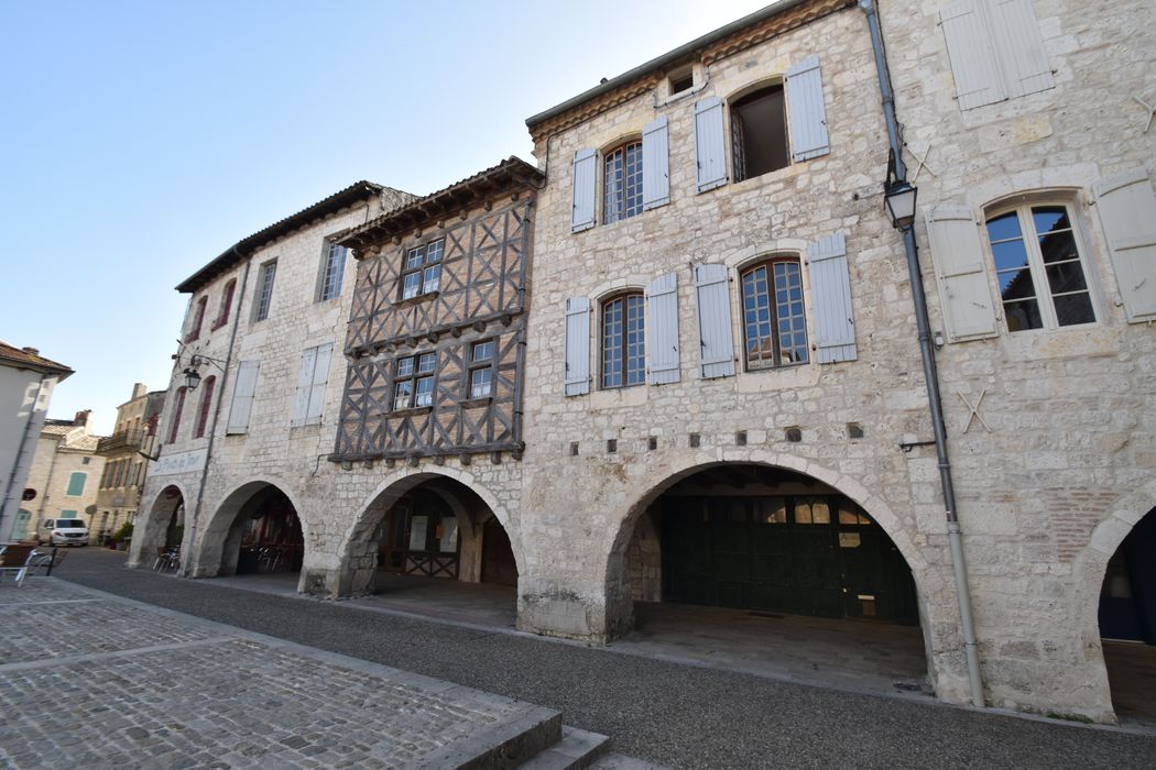 façade sur la place