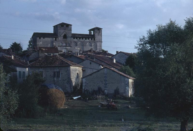 Ensemble nord et maisons environnantes