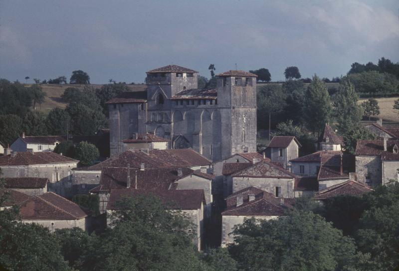 Ensemble nord et maisons environnantes