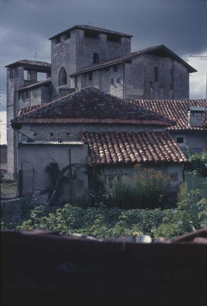 Ensemble est et maisons environnantes