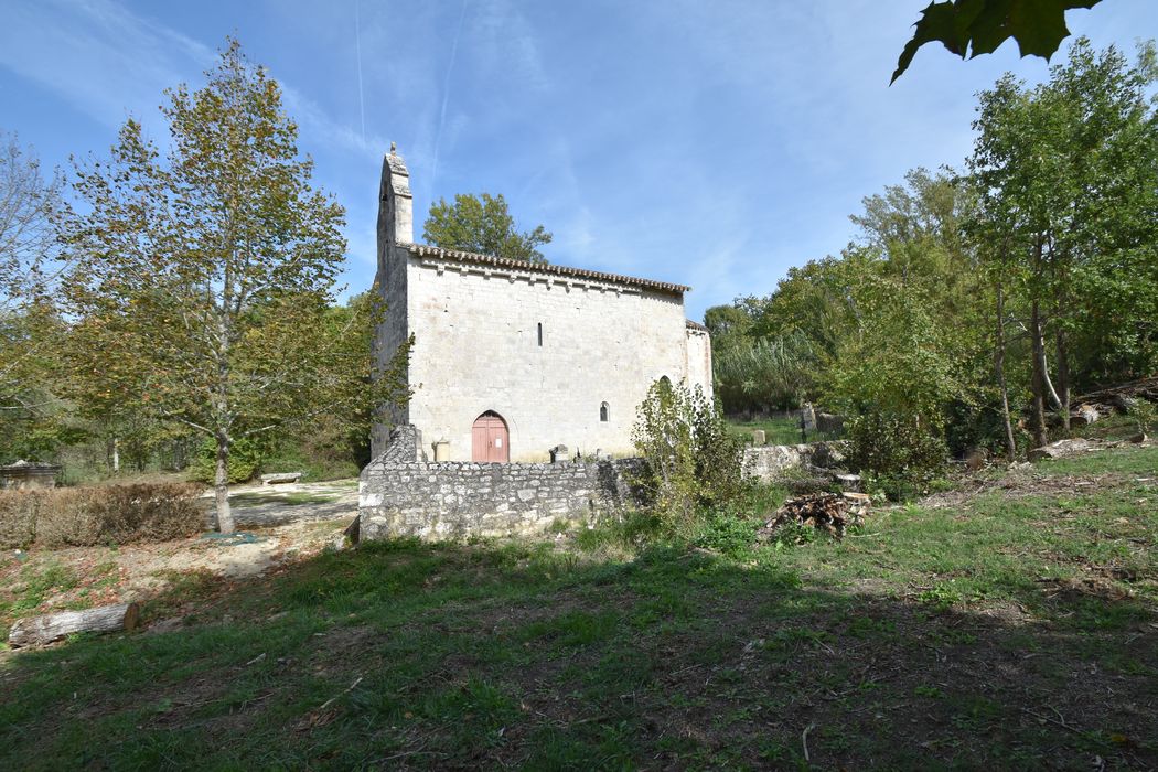 vue générale de l’église dans son environnement depuis le Sud