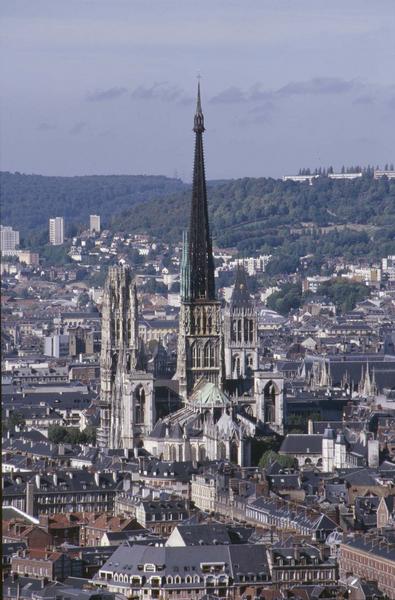 Vue générale de la ville prise de la côte Sainte-Catherine, ensemble est de la cathédrale