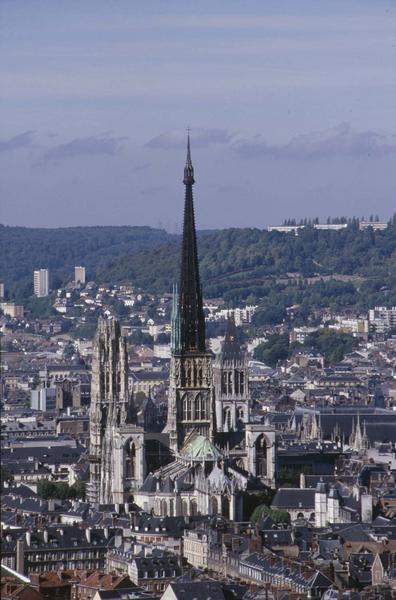 Vue générale de la ville prise de la côte Sainte-Catherine, ensemble est de la cathédrale