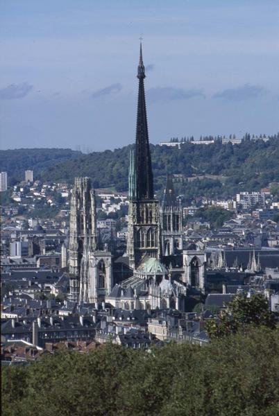 Vue générale de la ville, ensemble est et flèche de la cathédrale