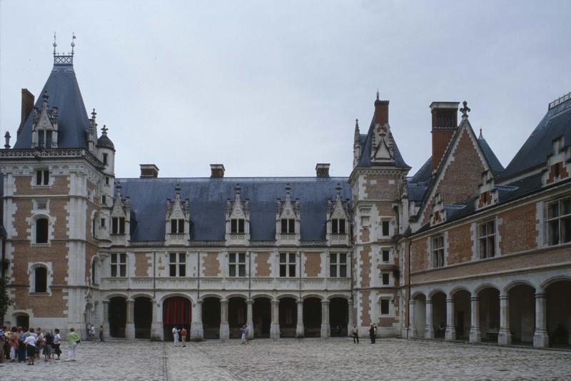 Cour intérieure : ailes de François 1er et de Louis XII